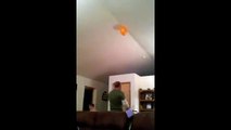 Un papa balance son fils au plafond pour qu’il récupère un ballon