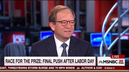 Hillary Clinton tousse et crache deux choses vertes dans le verre qu'elle boit lors d'un discours