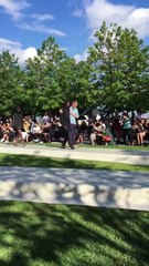 Un invité très serviable a aidé à marche ce mannequin dont les chevilles oscillaient dangereusement