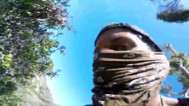 Il frôle des rochers (et la mort) après un saut de plus de 20 mètres