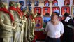 Estatuas, bolsos o fundas para el móvil, todo para recordar a Mao