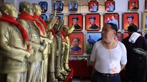 Estatuas, bolsos o fundas para el móvil, todo para recordar a Mao