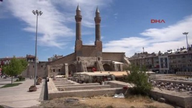 Sivas Tarihi Çifte Minare'nin Şerefesindeki Çatlak Dikkat Çekiyor