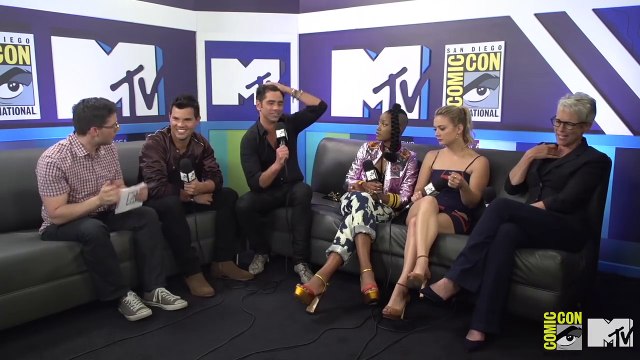 The Cast of Scream Queens Discusses the Intimacy on Set | Comic Con 2016 | MTV