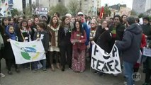 Manifestantes mudam letra do Hino Nacional em protesto contra Temer