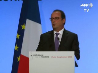 Terrorisme: Hollande rejette un "Etat d'exception" et charge Sarkozy