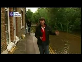 UNE JOURNALISTE ANGLAISE SE FAIT PINCER LES FESSES EN DIRECT