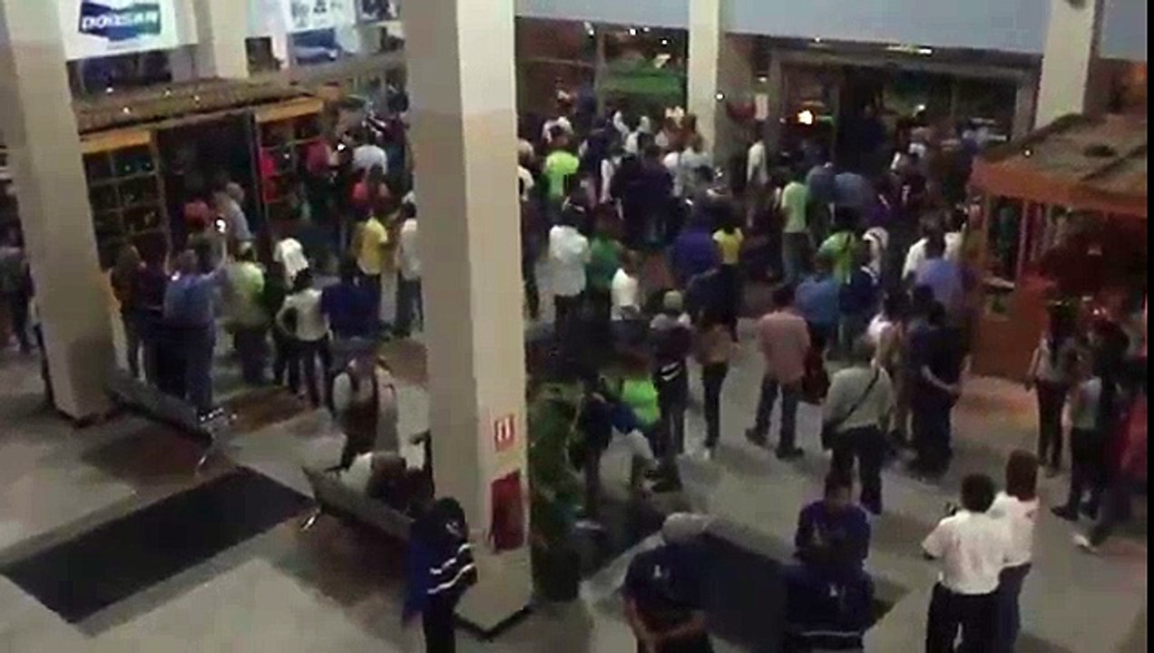 Esto le gritaban a Capriles en el aeropuerto de Margarita
