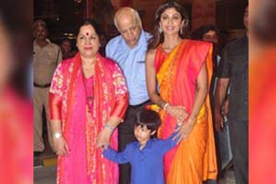 Shilpa Shetty takes blessings from Lord Ganesha