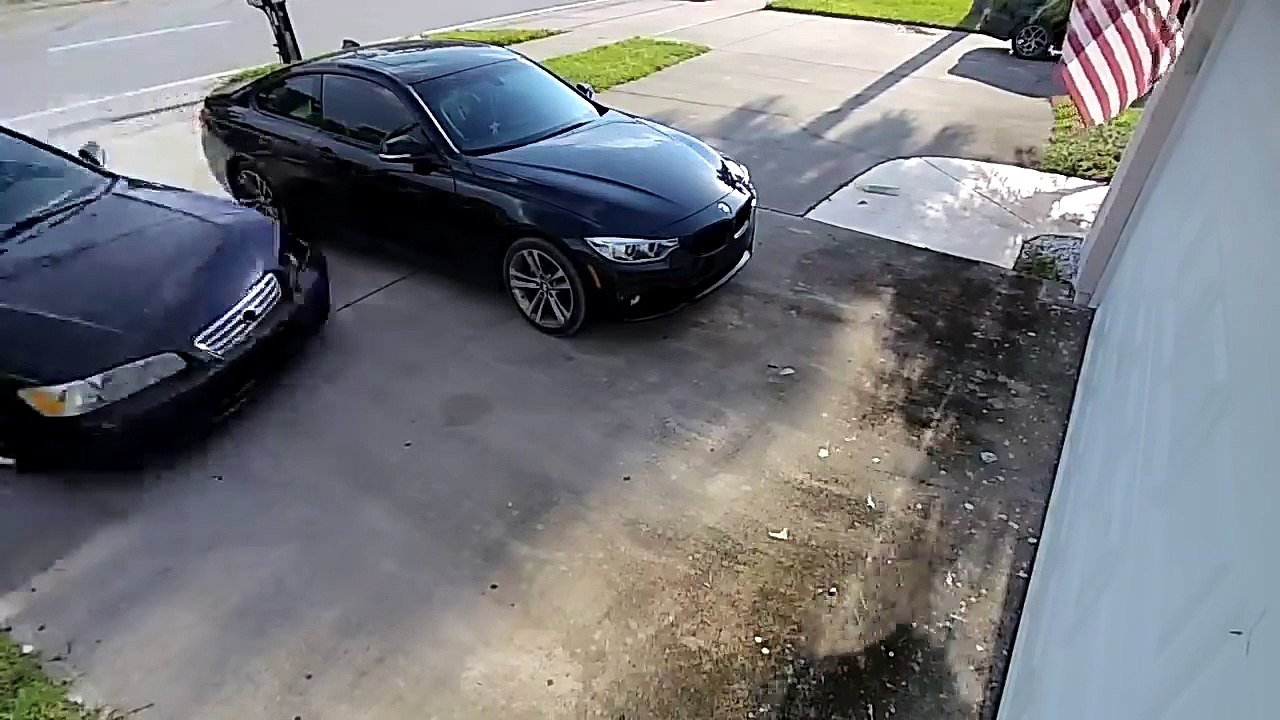 Un automobiliste perd le contrôle de sa voiture et dérape dans le garage