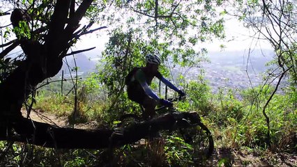 Grupos praticam mountain bike nas montanhas de Vitória