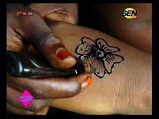 VIDÉO – Il fait des tatouages sur toutes les parties du corps et même les…