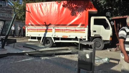 Freni Boşalan Kamyon Otobüs Durağına Girdi: 2 Yaralı