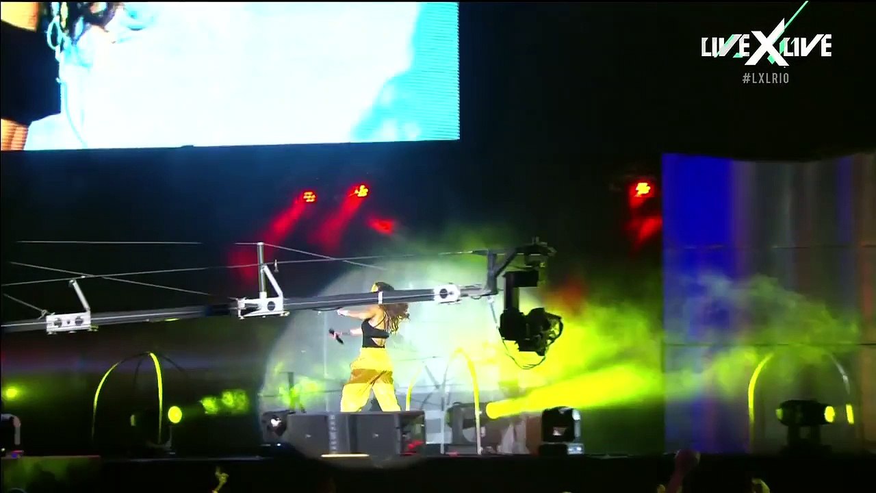 Rihanna performing "Live Your Life" at Rock in Rio 2015 ✔