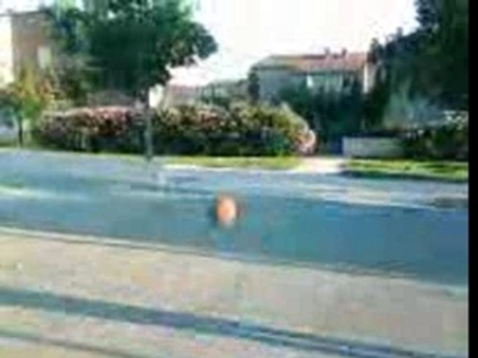 dunk de pied une main