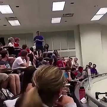 La classe devient euphorique quand cet homme décide de relever le défi du professeur pour que tous ces camarades passent