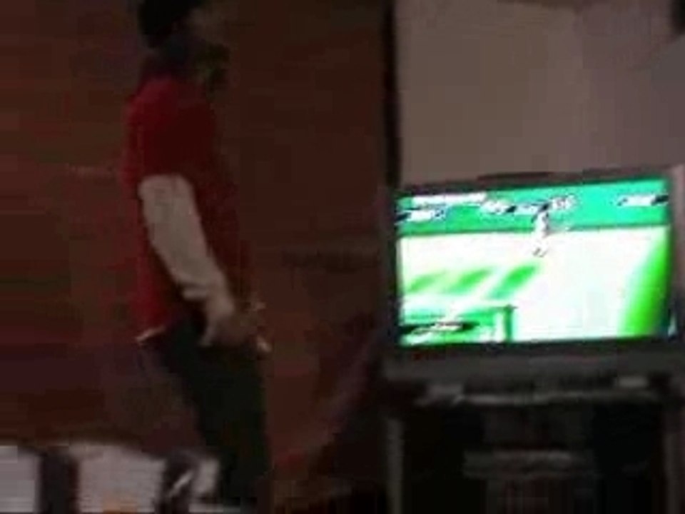 Chien qui joue a wii sport ( tennis)