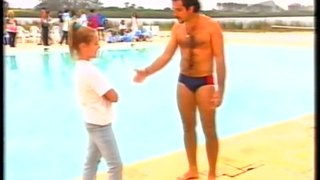 Vira Lata  (1996)- Juliana não quer participar da prova de natação