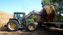 Chargement des bottes de paille pour la construction des structures