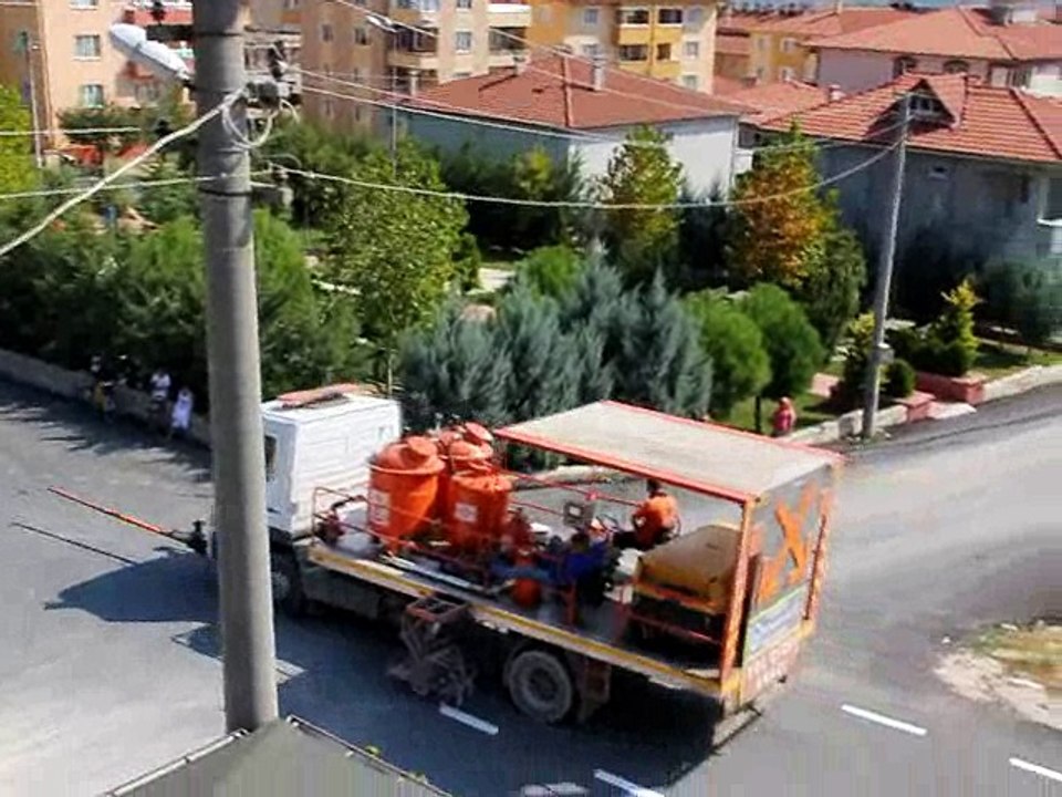 Pamukova caddelerine asfat ve çizim çalışmaları yapılıyor