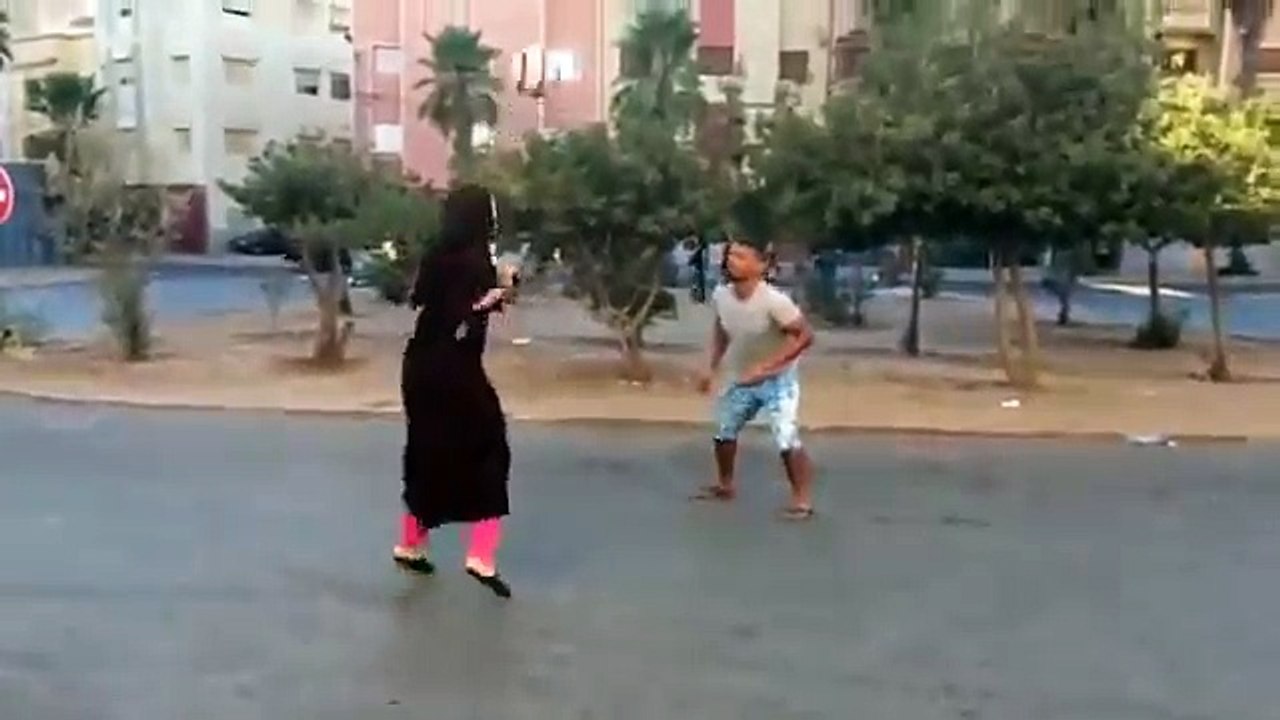 شوفو شيطلع منها لحلوفة بصراحة إنت معلم وحنا منك نتعلم