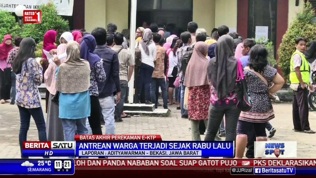 Warga Rawalumbu Antre Perekaman Data e-KTP dari Subuh