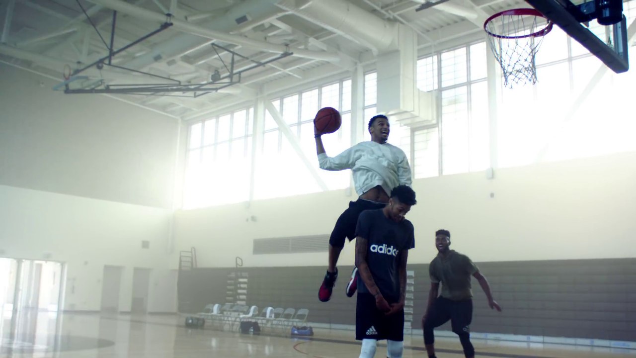 Nouvelle pub géaniale de ADIDAS - Sport Needs Creators - adidas