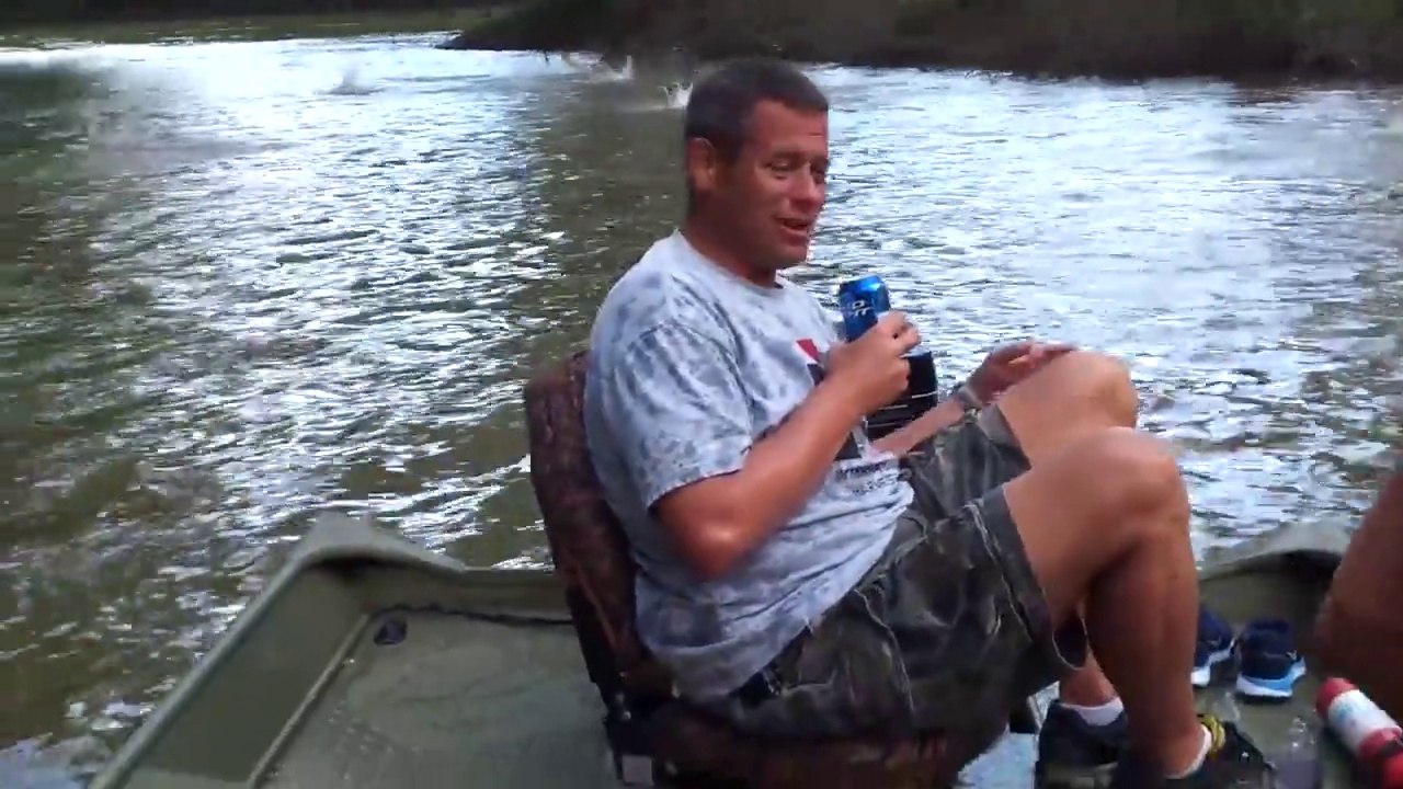 Ces pecheurs subissent une Attaque massive de carpes asiatiques