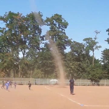 Mini tornade de poussière au milieu d'un terrain de foot! Dust devil Impressionnant