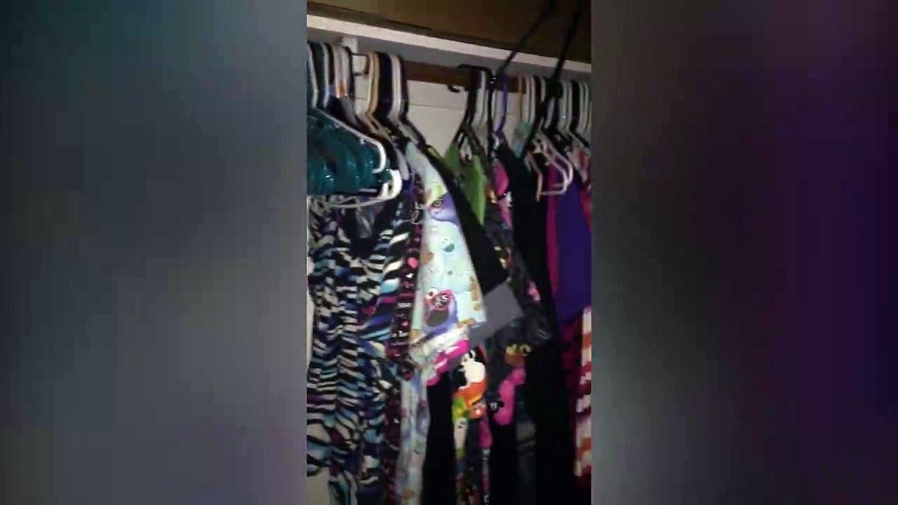 Ce chat joue à Cliffhanger dans le dressing de maman! ahahah