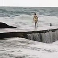 Un jeune inconscient se jette dans une mer déchaînée !