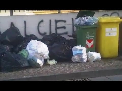Aversa (CE) - Rifiuti abbandonati vicino scuola materna: protestano i residenti (08.09.16)