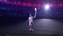 La porteuse de flamme chute pendant son entrée dans le stade à la cérémonie d’ouverture des Jeux paralympiques de Rio