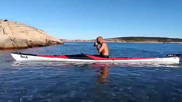 Un kayakiste fait un tour complet dans l’eau sans perdre une goutte de sa bière