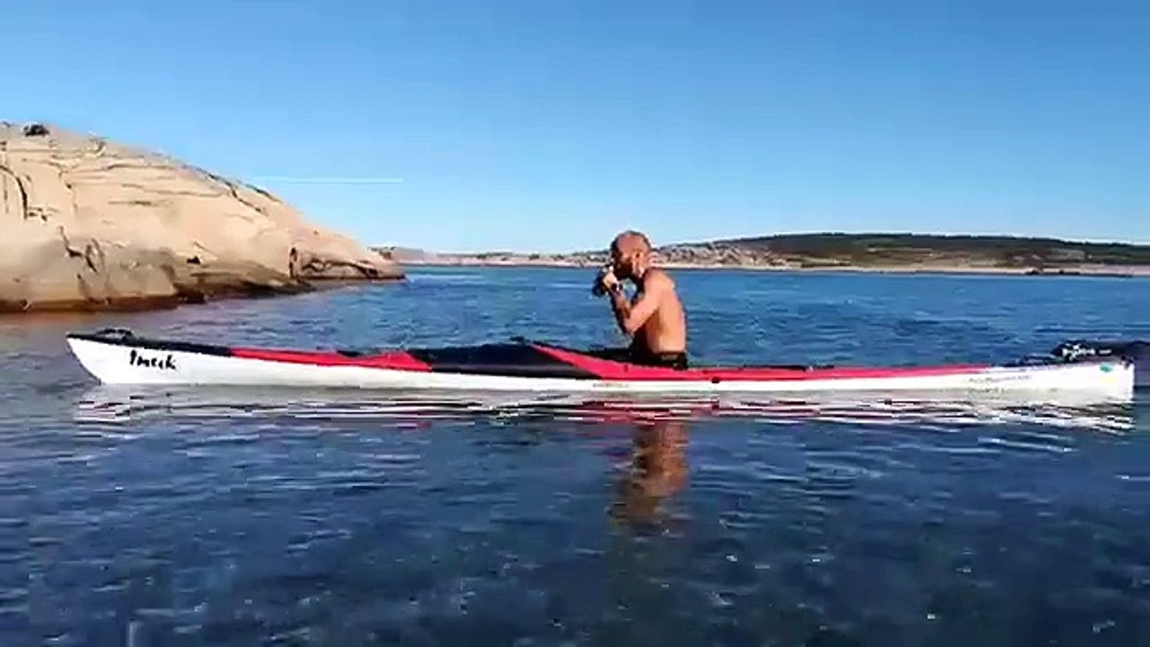 Un kayakiste fait un tour complet dans l’eau sans perdre une goutte de sa bière