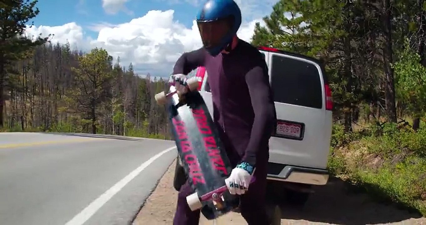 Il bat le record du monde en longboard en atteignant la vitesse folle de 143.89 km/h