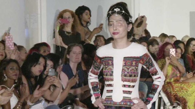 Une jeune indienne défigurée à l'acide a défilé à la Fashion Week de New York