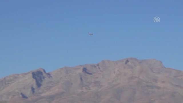 Yüksekova'ya 13 Ay Aradan Sonra İlk Yolcu Uçağı İndi