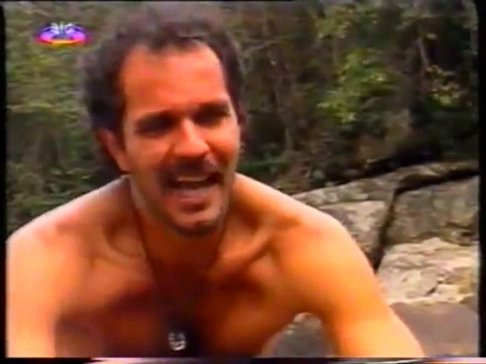 Vira Lata  (1996) - Lênin beija Tatu na cachoeira