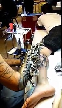 Tatuatore perde l'uso della mano. Ma grazie alla tecnologia riesce a portare avanti la sua passione!