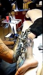 Tatuatore perde l'uso della mano. Ma grazie alla tecnologia riesce a portare avanti la sua passione!