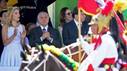 Temer é vaiado e aplaudido no desfile de 7 de setembro