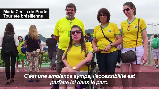 Spectateurs et athlètes au parc paralympique