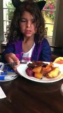 Yemeğini Evsiz Adamla Paylaşan Koca Yürekli Kız