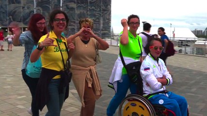 Spectateurs et athlètes au parc paralympique