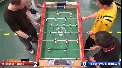 Un joueur réalise une impressionnante reprise de volée au baby-foot