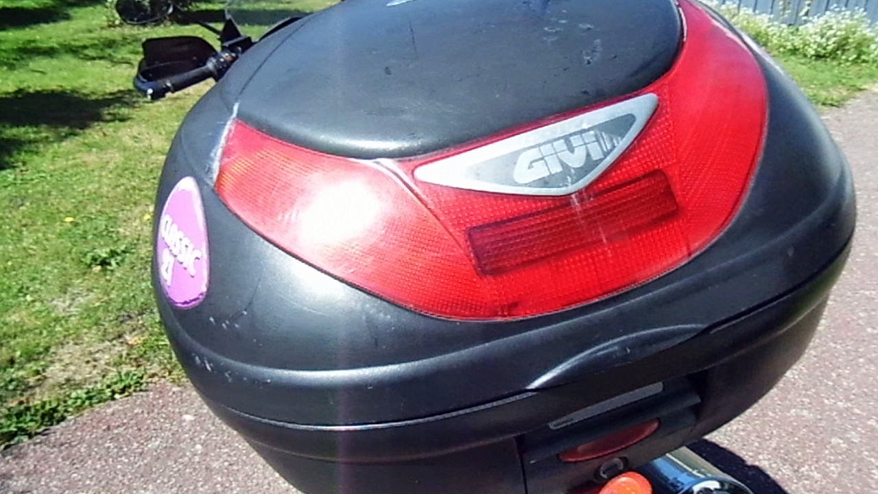 Chargement mystère du top case de ma Suzuki GSF 650 SA