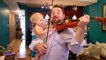 Un papa joue du violon avec son bébé dans les bras !