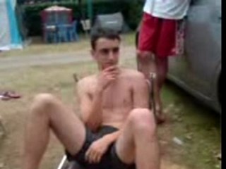 Caillou et les couverts