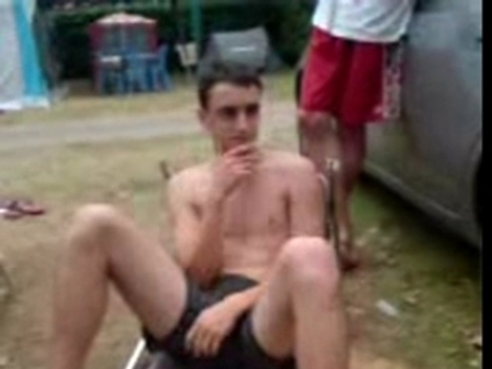 Caillou et les couverts